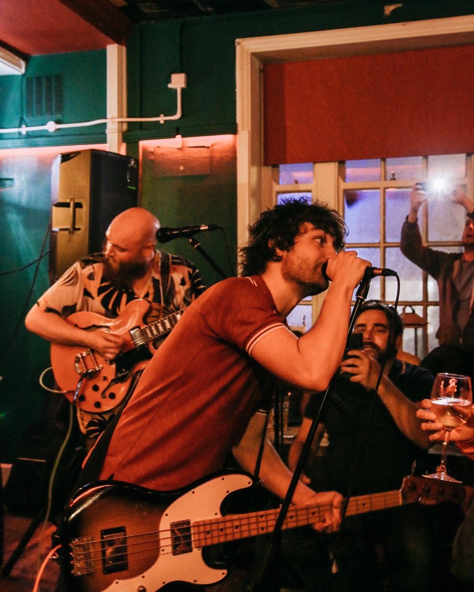 wearedirtroyal's tweet photo. ‘So if you tell me to apologise I’m sure we’ll work it out! And it’s clear to me you’re a social scout so let’s be having you now!’ 📸CarrieHood #dirtroyal #guitarband #powerpop #punkrock #newmusic #rockandroll #poppunk #thursdaypics #thursdaylyrics https://t.co/kleppajPc1
