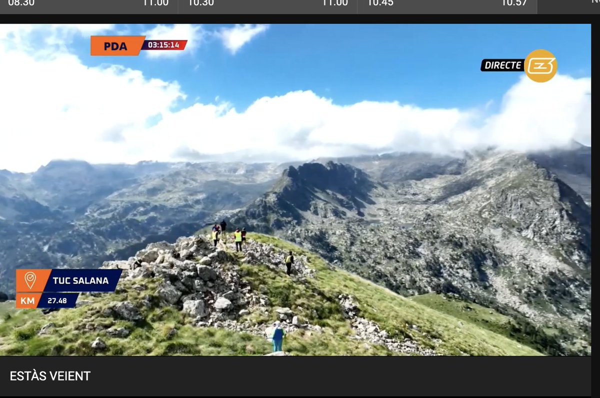 Quin luxe poder seguir una cursa així tot treballant des de casa. Luxe de vistes i, avui també, de comentaristes!
També he de dir que molaria ser allà... a veure l'agenda de l'any vinent.