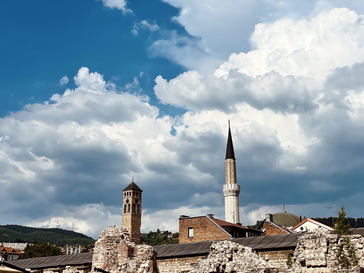 İki açıdan Gazi Hüsrev Bey Camii minaresi ve Saat Kulesi - Saraybosna #sarajevo #begovadzamija #gazihüsrevbey #saatkulesi