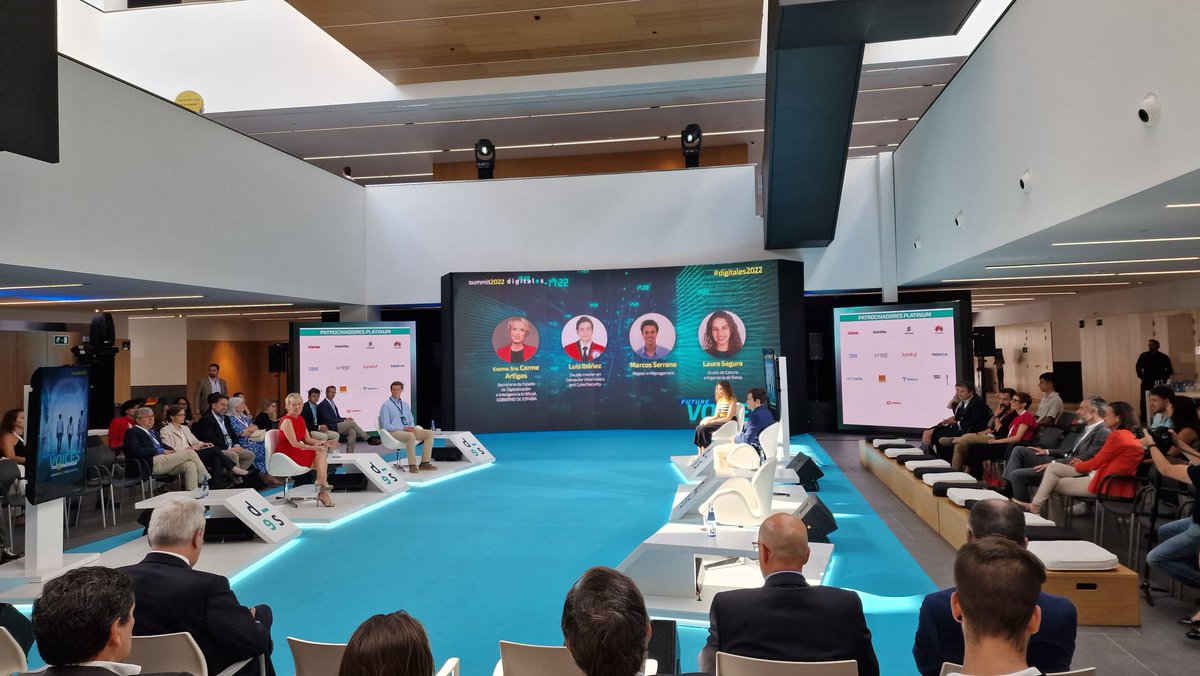 RUrbn's tweet photo. Sesión con estudiantes "Future voices" con @carmeartigas en el evento #DigitalES2022 https://t.co/0joJM13vTD