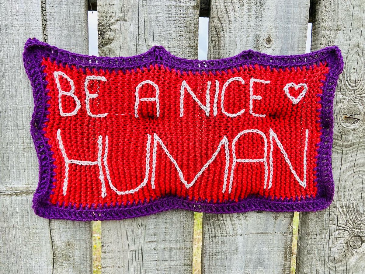 📍I snuck this little #HappyBench up at #BlackhallRocks on my way back down to #Hartlepool. 
Further on the road at #Throston, I can across this amazing crocheted 🧶 &amp; knitted community project pinned to the wall. Have a read of their beautiful messages. LOVE IT!!!! 💛🌻☀️☺️🚌