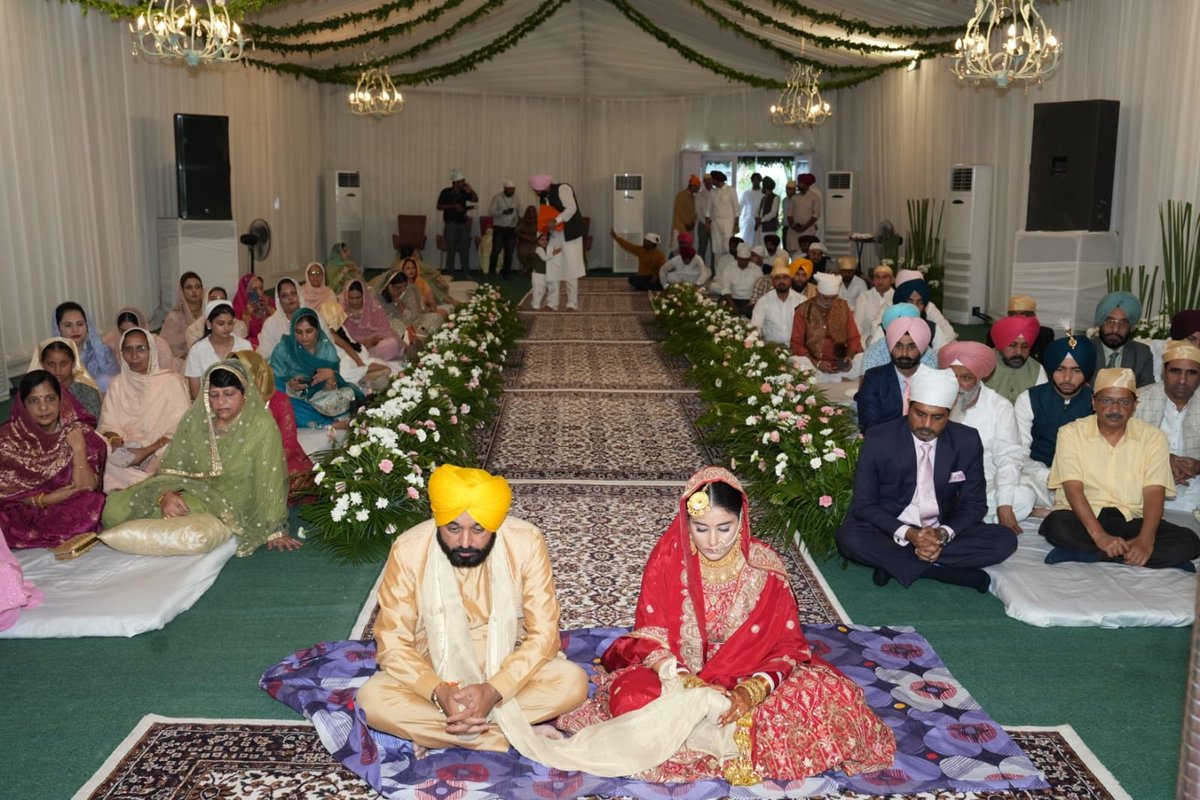 ZeePunjabHH's tweet photo. ਨਵ ਵਿਆਹੀ ਜੋੜੀ ਨੂੰ CM ਭਗਵੰਤ ਮਾਨ ਦੀ ਮਾਤਾ ਜੀ ਨੇ ਦਿੱਤਾ ਅਸ਼ੀਰਵਾਦ
#CMBhagwantMann #BhagwantMannMarriage #BhagwantMannWedding #Gurpreetkaur #GURMANN #ZeePHH @BhagwantMann https://t.co/mChGAsriKu