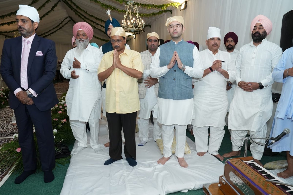 ZeePunjabHH's tweet photo. ਨਵ ਵਿਆਹੀ ਜੋੜੀ ਨੂੰ CM ਭਗਵੰਤ ਮਾਨ ਦੀ ਮਾਤਾ ਜੀ ਨੇ ਦਿੱਤਾ ਅਸ਼ੀਰਵਾਦ
#CMBhagwantMann #BhagwantMannMarriage #BhagwantMannWedding #Gurpreetkaur #GURMANN #ZeePHH @BhagwantMann https://t.co/mChGAsriKu