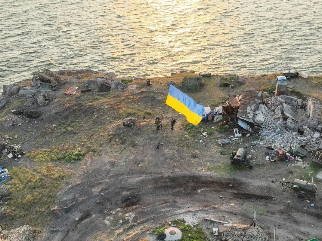 DefenceU's tweet photo. Ukrainian flag over the Snake Island. https://t.co/RI2JVnepHX