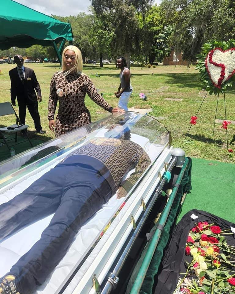 Chebet_chebe's tweet photo. We now have a transparent coffin 😲😳 https://t.co/BXKbkNBiqp