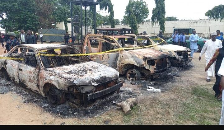 bidlinestv's tweet photo. Over 1,200 Prisoners and over 150 boko haram terrorist escaped successfully. The Total Population of Kuje Prison inmates was about 1,476, and only 111 of the inmates refused to escape and decided to remain in the prison.
#kachaErem
#Reporting
@bidlinestv

https://t.co/7UelN3AmdN https://t.co/9etgl0xxKd