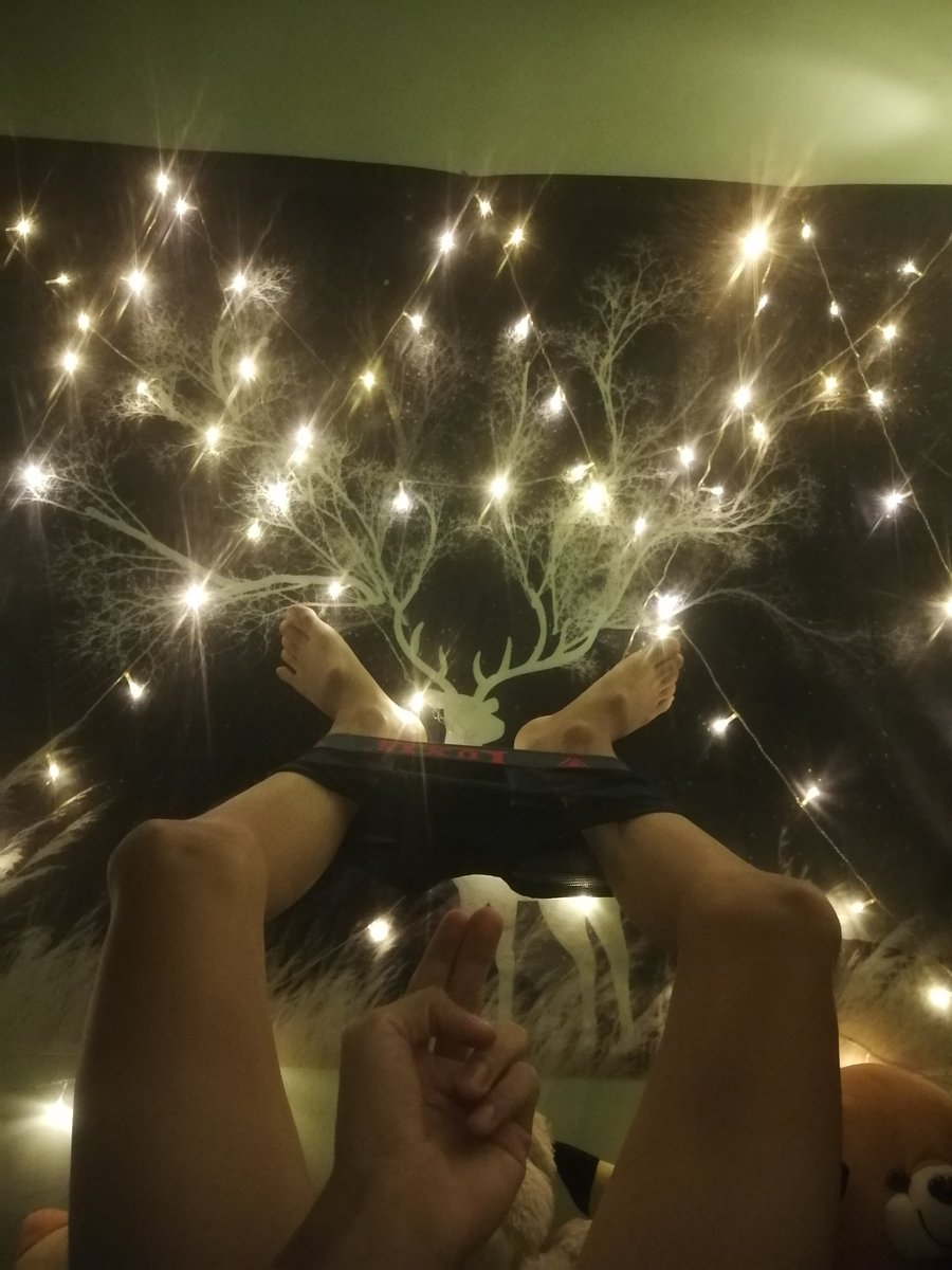 Đưa tai em đây anh liếm nào ! Xing rồi cuối đầu xuống bù khu cho anh nhé em ! 😋