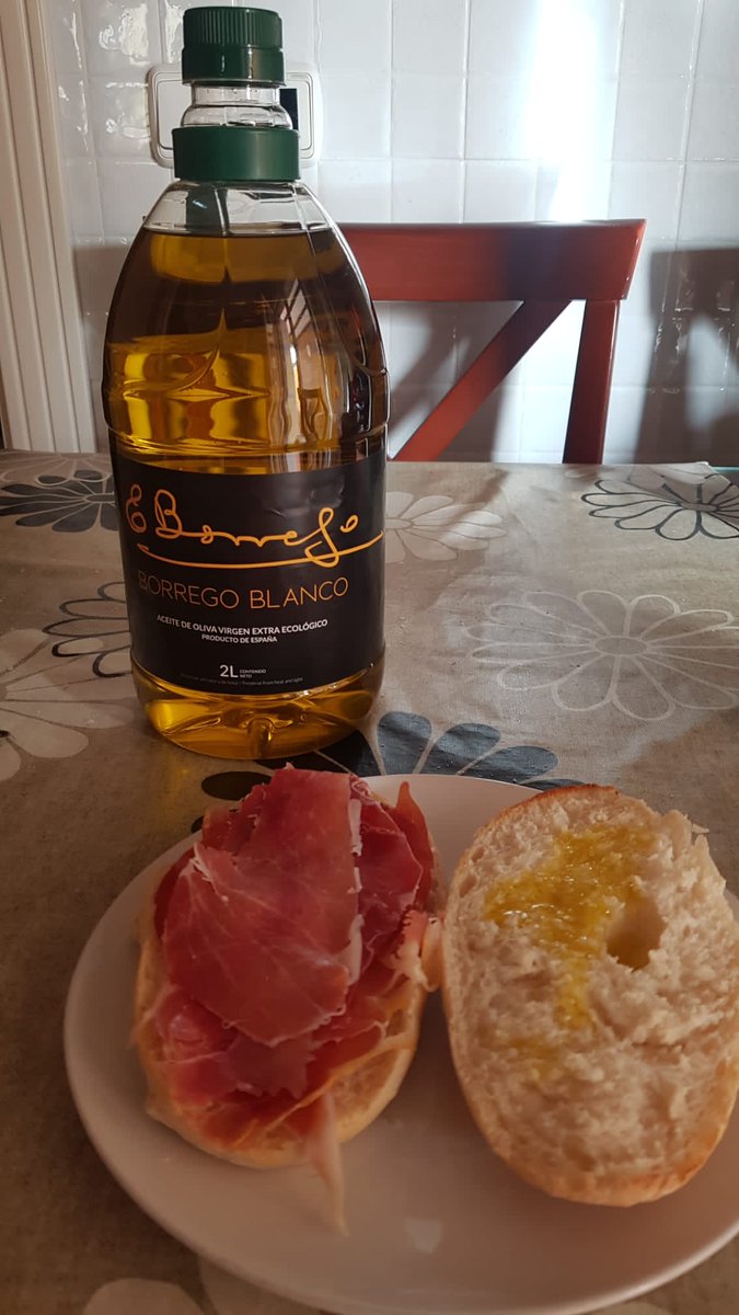 Borregoblancoa's tweet photo. 😃 Super desayuno el que nos envía hoy nuestro amigo @josemariagonzalezborjas . 
Gracias por compartir tu imagen con nosotros y gracias por apoyarnos en nuestro proyecto 😊 ¡Que aproveche! ☺️ #borregoblanco #aove #aceiteecologico #hojiblanca #proyectofamiliar #ilusion #desayunos https://t.co/huhvcMiKHj