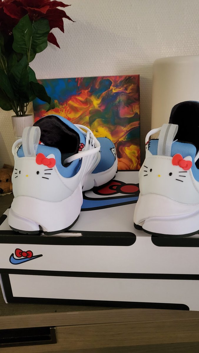 EncantoShine's tweet photo. Got this sneaks atlst ๐คฉ #hellokittyxnike https://t.co/DlLEb9jL0V