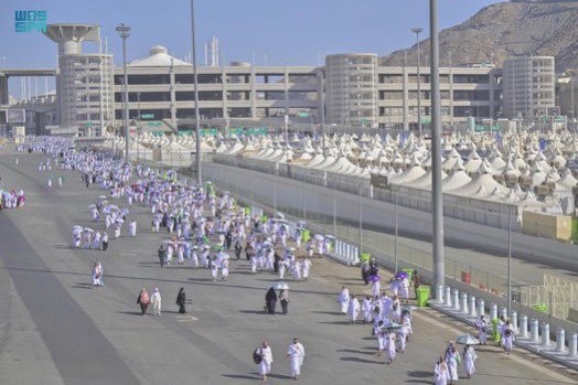 ضيوف الرحمن إلى مشعر منى لقضاء يوم التروية.

#الحج_1443 
#يوم_الترويه