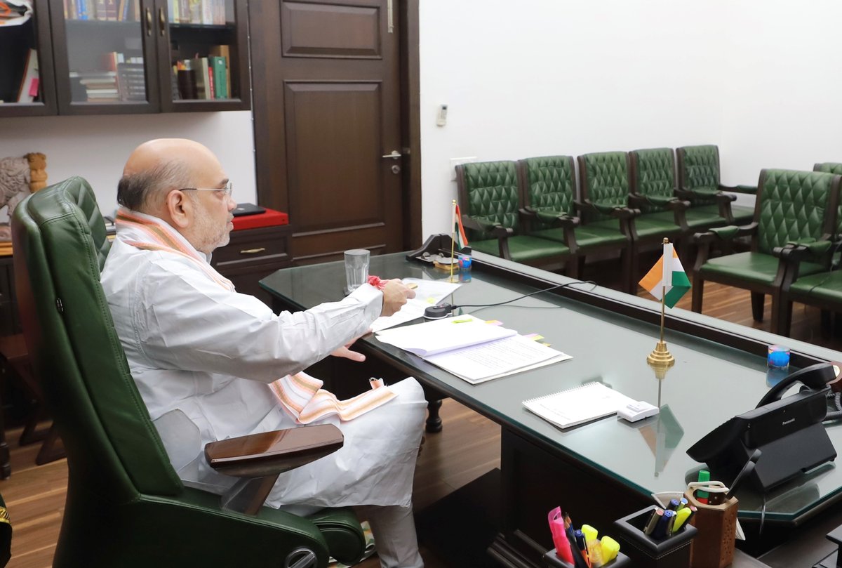 AmitShah's tweet photo. श्रीनगर के शुरयार मंदिर में श्री यदुगिरी यतिराज मठ द्वारा स्थापित 'स्टैच्यू ऑफ पीस' स्वामी रामानुजाचार्य जी की प्रतिमा का वीडियो कॉन्फ्रेंसिंग के माध्यम से अनावरण किया।

कश्मीर में स्थापित रामानुजाचार्य जी की ये प्रतिमा न केवल कश्मीर बल्कि पूरे भारत में शांति का संदेश देगी। https://t.co/JR529ZaKKp