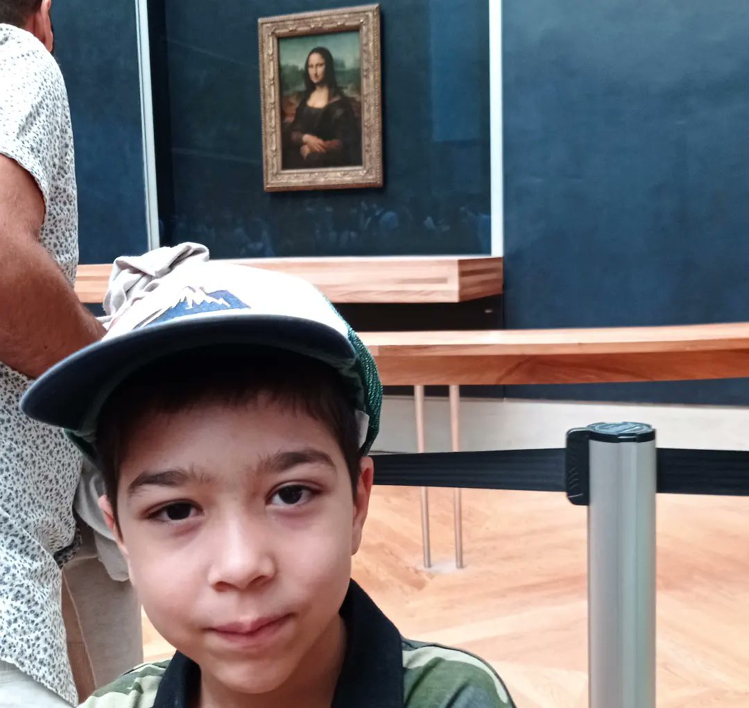 robertorguezro's tweet photo. ¡Papi no llores que la gente te está mirando! 👉🏼 ¡Visitar el #Louvre con el niño más preguntón y curioso del mundo es 💛 !
.
.
#París #MuseoLouvre #vacaciones #Veranito #mifamilia #AitanaSobadita #Arte #Art #Artist #Gioconda #Monalisa #Monoliso https://t.co/ae2tO0FPP6