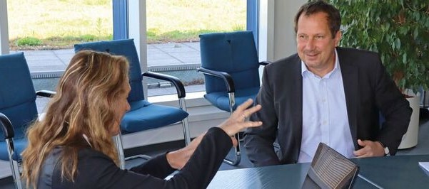 Process_de's tweet photo. Neues wagen, aber dabei die bewährten Werte bewahren. Das ist das Motto des @DECHEMA-Geschäftsführers Dr. Andreas Förster. Welche Ideen es gibt, verrät Herr Förster in unserem Exklusiv-Interview. https://t.co/67wjkD8QIF https://t.co/T83XCiDPCg