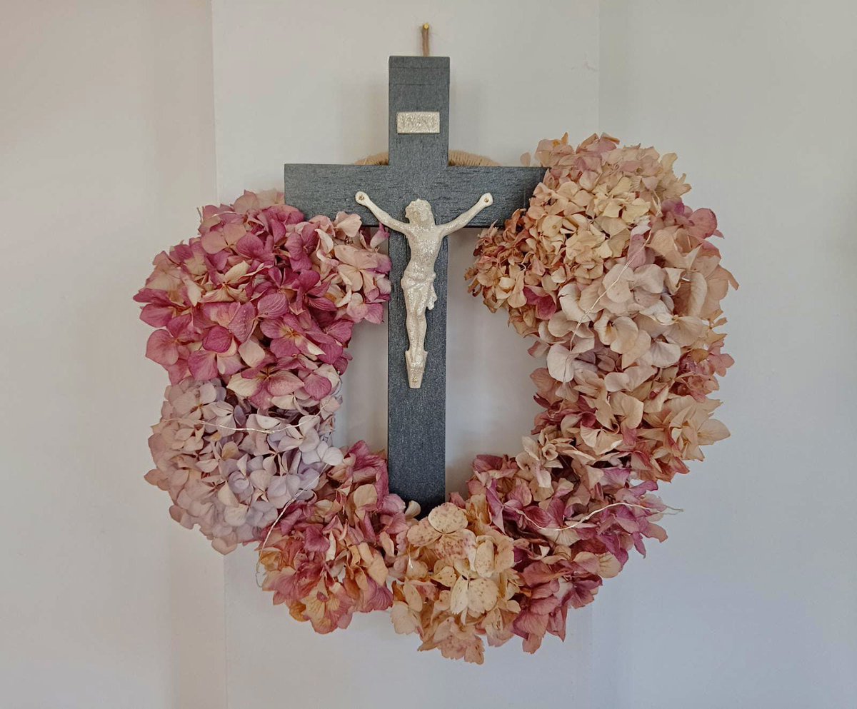 soscalvaires's tweet photo. 🌺 Les #Consolatrices continuent à restaurer vos #crucifix abandonnés. L’été a commencé : fleurissez-les !
👉🏼 Inscrivez-vous à nos antennes et soutenez-nous en cliquant sur https://t.co/1OGj8ZO7p6. https://t.co/8sQVuWzFYE
