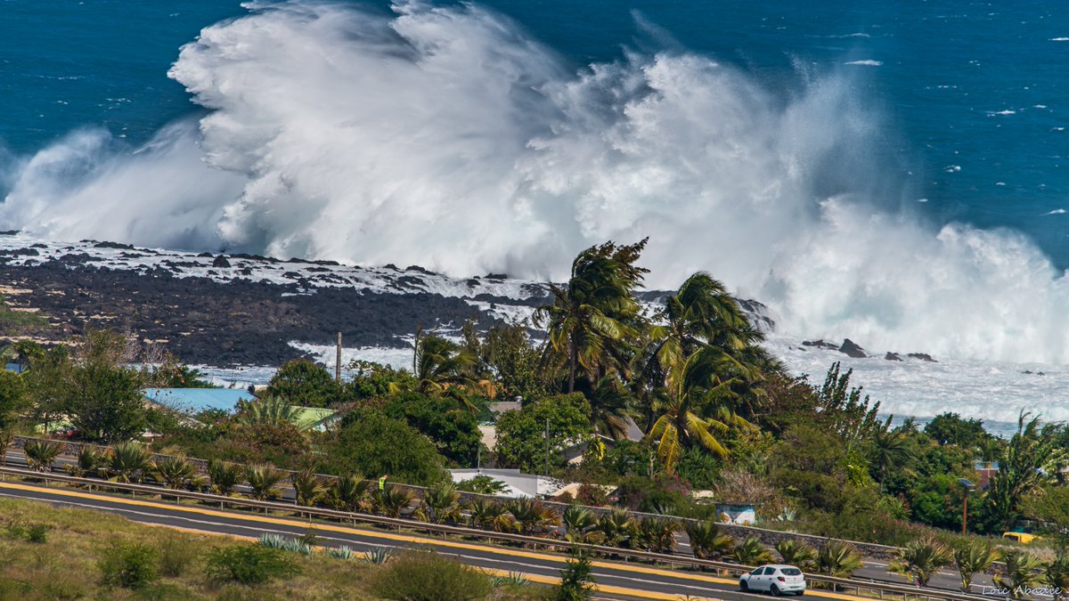 osureunion's tweet photo. Après l'épisode de forte houle australe du 29/6/22, l'OSU-R effectue un survol drone de la plage récifale de l'Ermitage: étude de l'impact de la houle par MNT (SNO #Dynalit, IR ILICO). @IlicoIr  @INSU_CNRS   @Univ_Reunion  @TCO974  @GIP_RNMR  @Ifremer_f6 https://t.co/An1f0Fjits