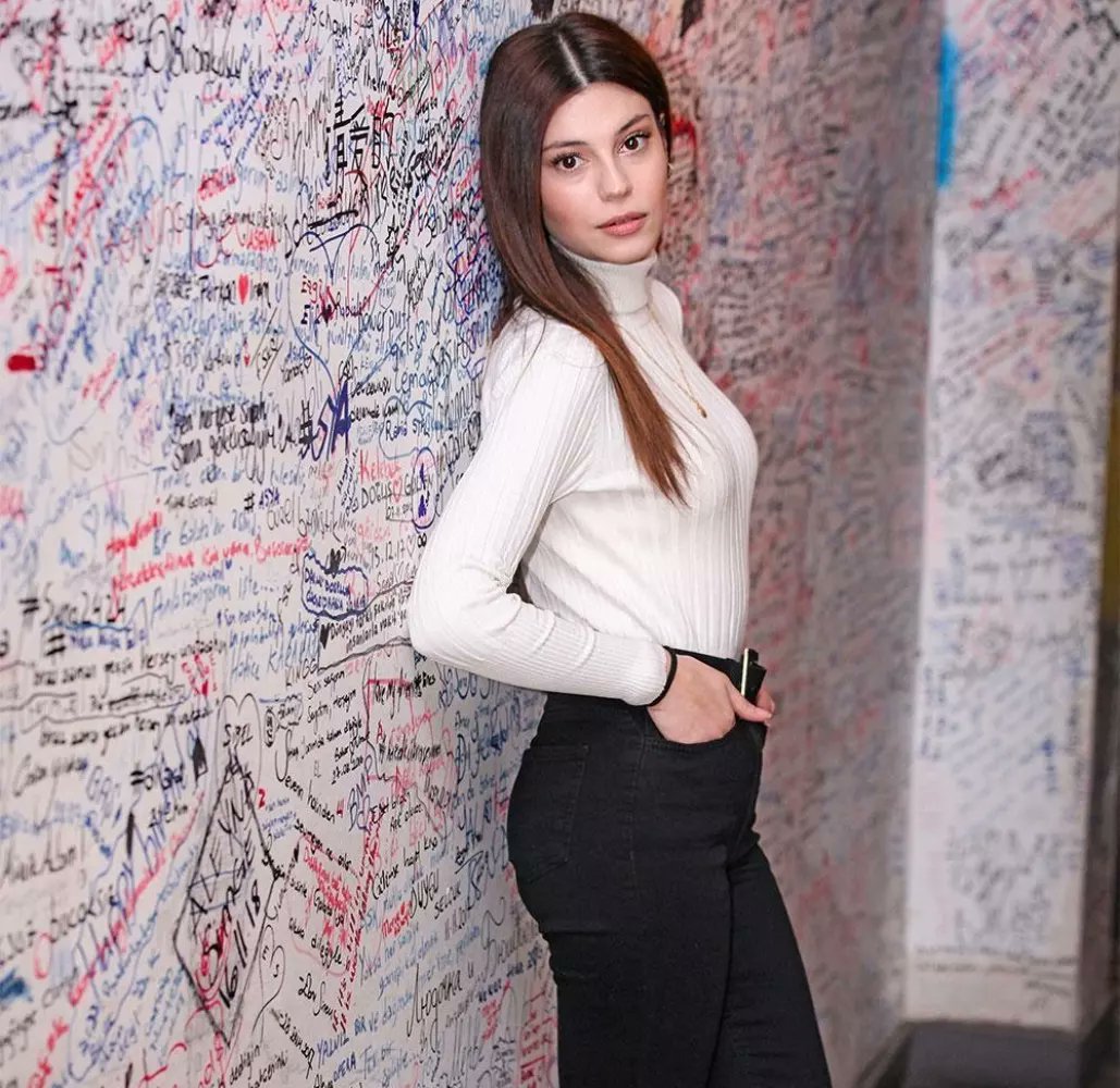 Dışarıdan bakıldığında çok naif görünüyorsunuz. Ne zaman sivri köşeleriniz ortaya çıkar?

Güvenim küçücük bile zedelenirse bambaşka bir Elif çıkabiliyor ortaya. Birkaç kez de yaşadım maalesef. O halimi görmek istemeyebilirsiniz. Bir de yalana asla tahammül edemem.

#ElifDoğan