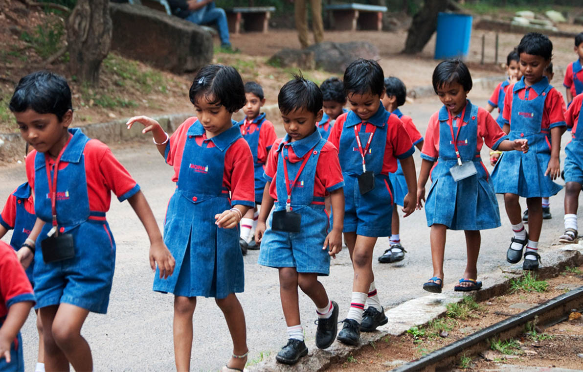 LinaSankari's tweet photo. 🇮🇳En Inde, le chemin de l’école est semé d’embûches.
Après 2 années de #Covid_19, la « rationalisation » des classes risque de priver des milliers d’élèves d’enseignement. "L'Inde qui brille"...  pas pour tout le monde👉https://t.co/6l8kGaQWCg https://t.co/3PF6O8FqxR
