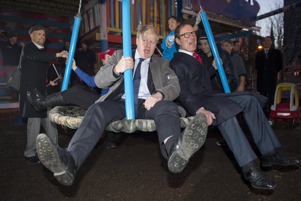 Aquel_Coche's tweet photo. Se va Boris Johnson y yo quiero quedarme con lo bueno. Y con lo bueno quiero decir las fotos de su visita a un parque infantil del este de Londres en 2014. https://t.co/vrtvo9ygYQ