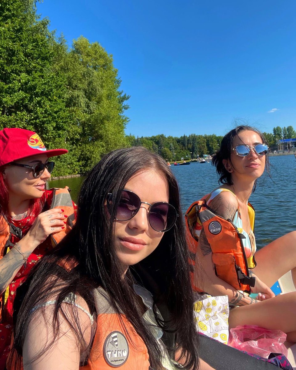 OOOkSSSi's tweet photo. With my favorite girlfriends ☀️ https://t.co/r3Hz76WyXh