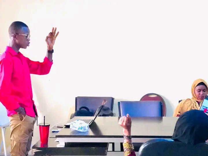 LesSlameurs's tweet photo. C'est la connaissance qui mène les hommes vers les hommes, le savoir est le trésor le plus précieux que l'on doit acquérir.
#FormationTime.
#Atelier d'écriture en Poésie/Slam🤗 https://t.co/yAAWZdZhCb