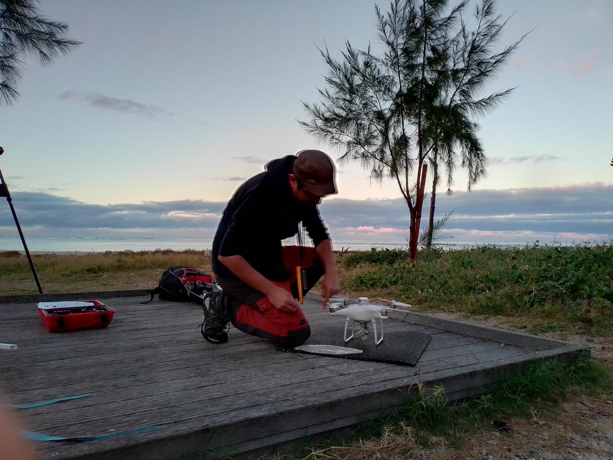 osureunion's tweet photo. Après l'épisode de forte houle australe du 29/6/22, l'OSU-R effectue un survol drone de la plage récifale de l'Ermitage: étude de l'impact de la houle par MNT (SNO #Dynalit, IR ILICO). @IlicoIr  @INSU_CNRS   @Univ_Reunion  @TCO974  @GIP_RNMR  @Ifremer_f6 https://t.co/An1f0Fjits