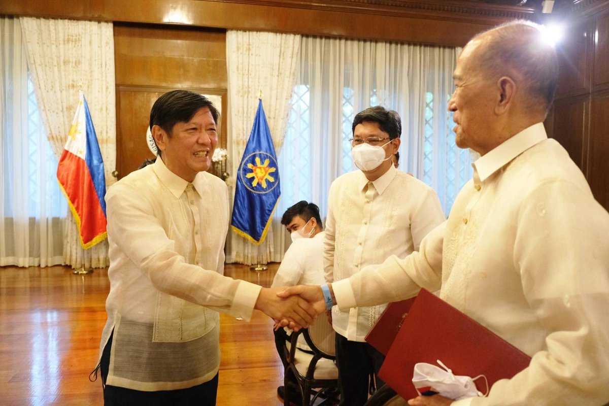 bongbongmarcos's tweet photo. Ating pormal na itinilaga ang mga indibdiwal na ating inatasang maging parte ng iba’t-ibang organisasyon sa loob ng aking opisina. Tiwala at tinitiyak kong sila ay maglilingkod ng tapat para sa ating bansa. https://t.co/GRE6IFCR5m