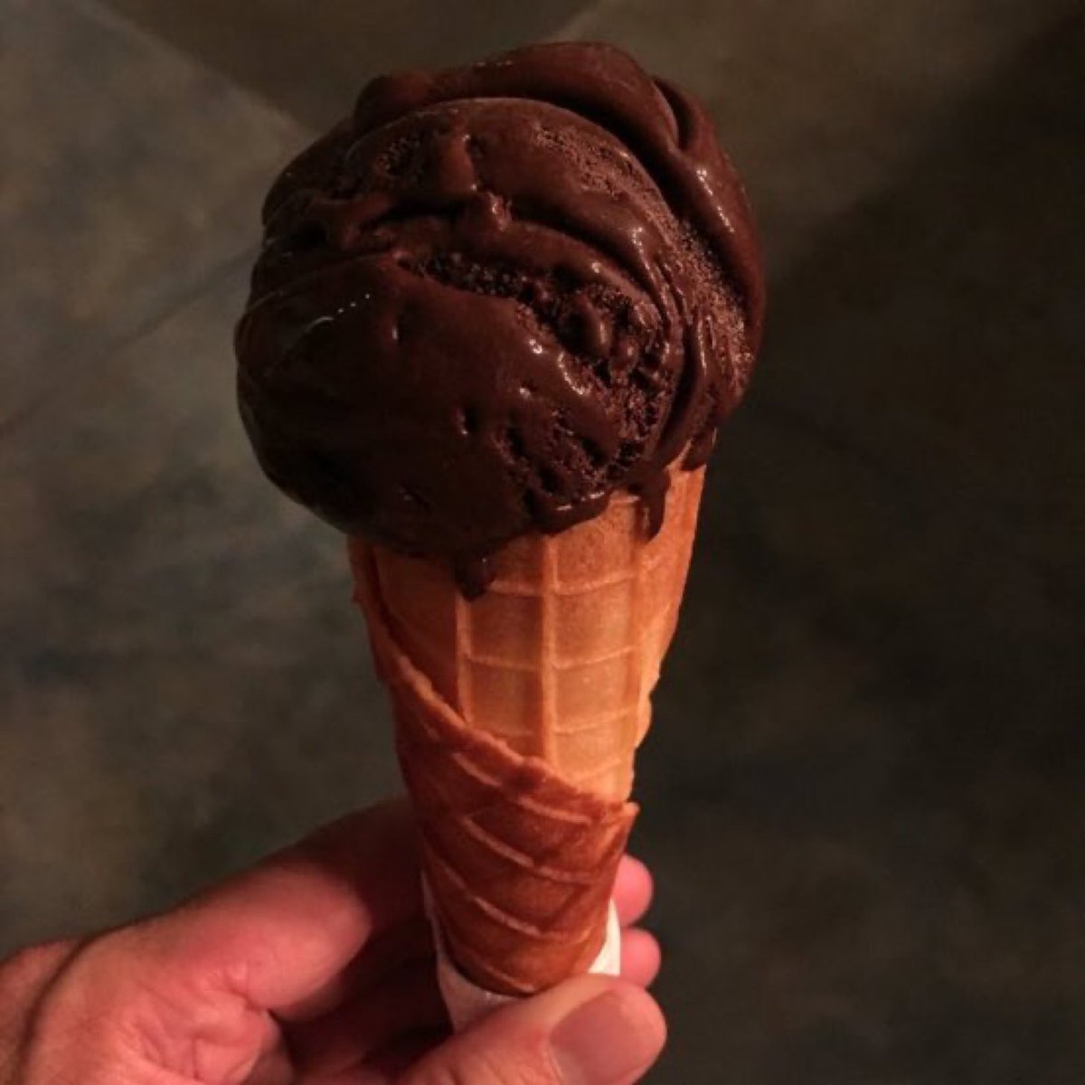 CurtisSChin's tweet photo. Flashback! #Cambodia 🇰🇭
#WorldChocolateDay!
Cioccolato al pepe di Kampot. (80% Organic #darkchocolate. Fresh black #pepper.) #GelatoLab in Siem Reap. #chocolate https://t.co/SEwKNOR9YG