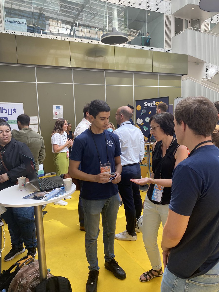 #BordeauxTechDay, Franck, notre alternant chef de projet systèmes embarqués se prête au jeu de la rencontre des potentiels futurs partenaires et explique notre solution avec précision 😎 

<a href="/Bdx_Technowest/">Bordeaux Technowest</a> <a href="/BxMetro/">Bordeaux Métropole</a> <a href="/NvelleAquitaine/">Nouvelle-Aquitaine</a>