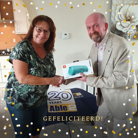 De prijswinnares van onze beursactie (#Supportbeurs) heeft uit handen van onze directeur Richard van Eekelen de hoofdprijs ontvangen. Van harte gefeliciteerd Corien!