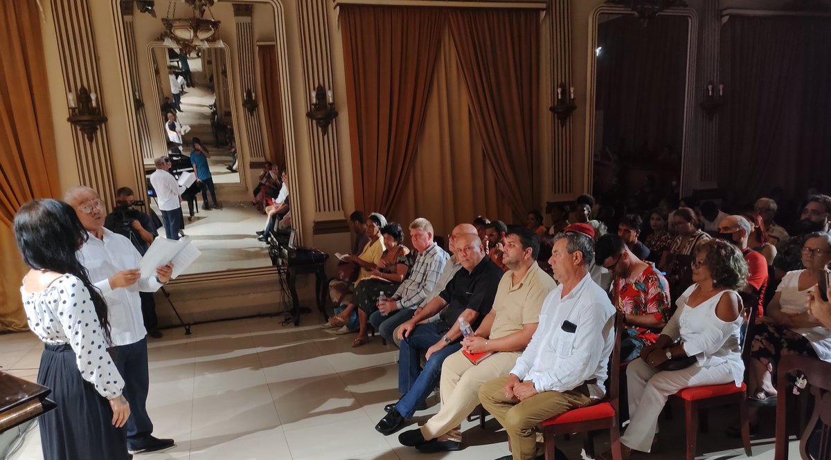 MayteVigoa70's tweet photo. La Sala de Conciertos José White acogió la Clausura de la jornada y Entrega del Premio Extraordinario de Poesía Centenario de Carilda Oliver Labra, de manos de @AlpidioAlonsoG, al joven Reinier Pérez. #CubaEsCultura @VigoaDe https://t.co/4lorvTluBY