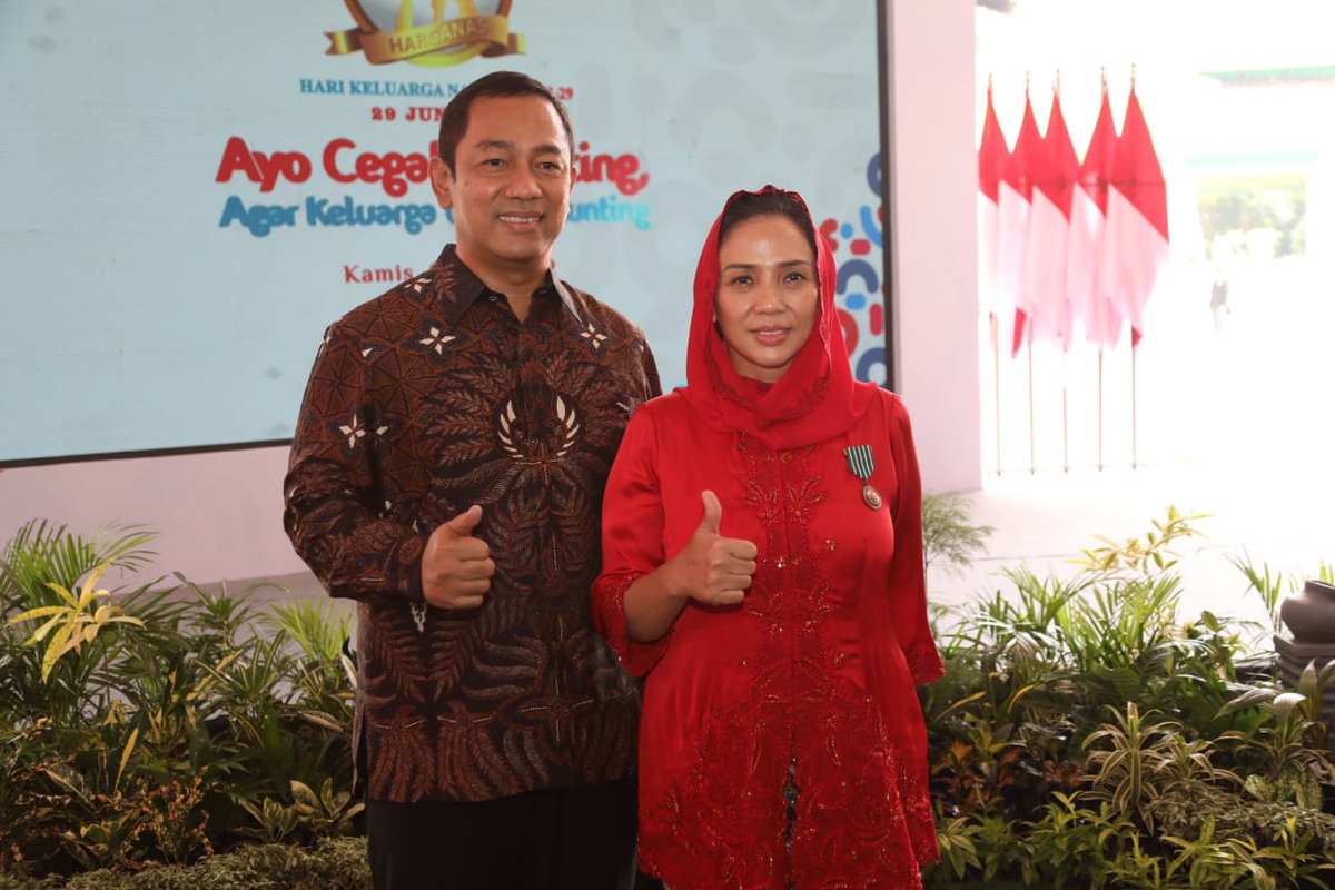 humaspemkotsmg's tweet photo. Ketua Tim Penggerak PKK Kota Semarang Krisseptiana Hendrar Prihadi menerima tanda kehormatan Satyalancana Wira Karya di Lapangan Merdeka Kota Medan, yang diberikan secara langsung oleh Presiden RI Joko Widodo dalam rangka Hari Keluarga Nasional tahun 2022.
#PemkotSemarang https://t.co/x8dGKhNWfc