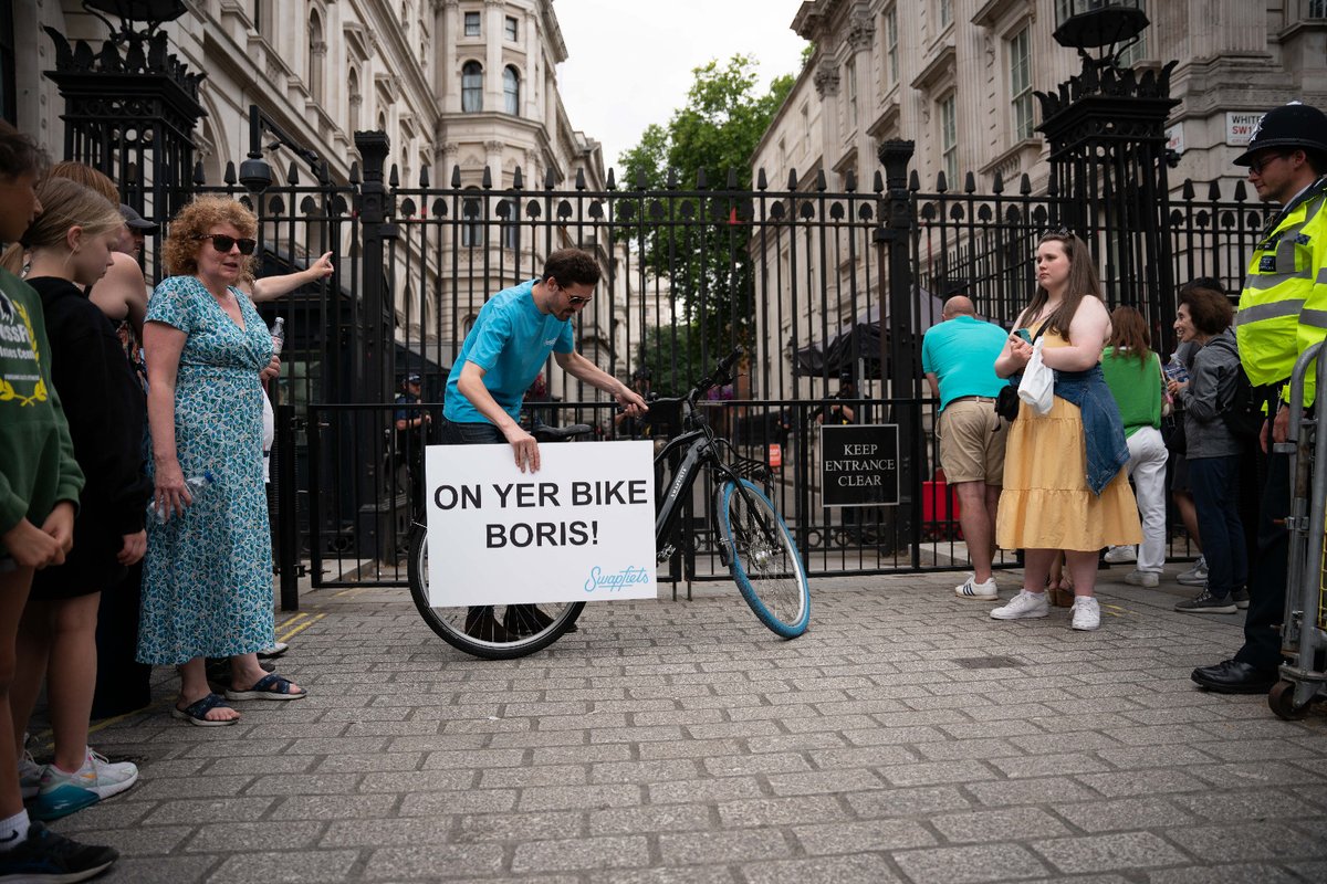 On Yer Bike, Boris! Swapfiets has delivered a bike to Number 10 this morning, encouraging #BorisJohnson to get on his bike by offering him a free membership to its service. #borisout #itshappening #byeboris #borisjohnsonresign #borisgoneson #swapfiets