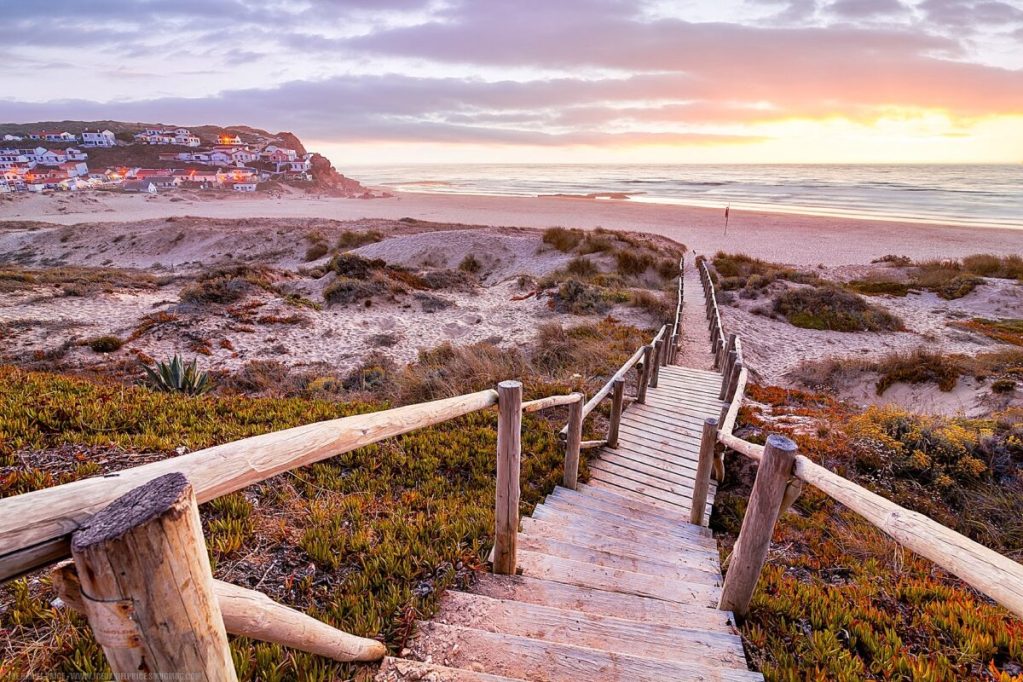 VortexMag's tweet photo. 10 das melhores praias para famílias com crianças no Algarve - https://t.co/gB5rjbUNew https://t.co/RDUWFiGSSb