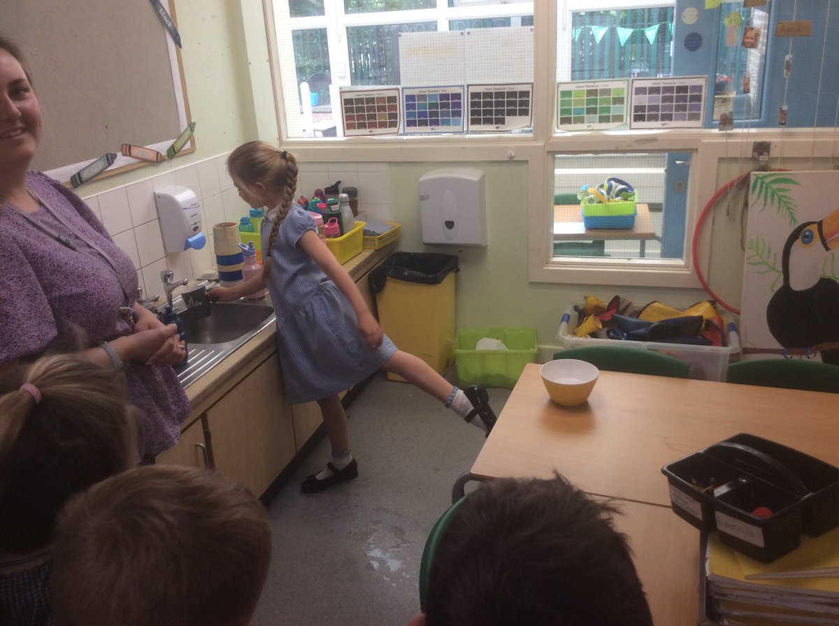 ASALeavers261's tweet photo. Today in maths we have been learning about capacity and volume! One way we learnt about this was through out 60 second challenging to see which was filled up fastest! #ASAMaths 🥣🥛💧👍 https://t.co/OeN1IZaRaQ