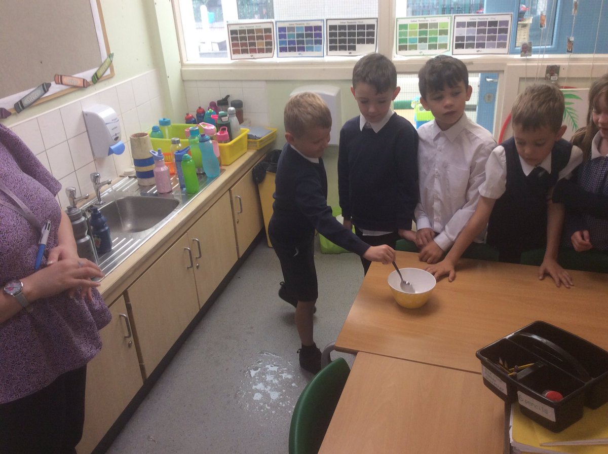 ASALeavers261's tweet photo. Today in maths we have been learning about capacity and volume! One way we learnt about this was through out 60 second challenging to see which was filled up fastest! #ASAMaths 🥣🥛💧👍 https://t.co/OeN1IZaRaQ