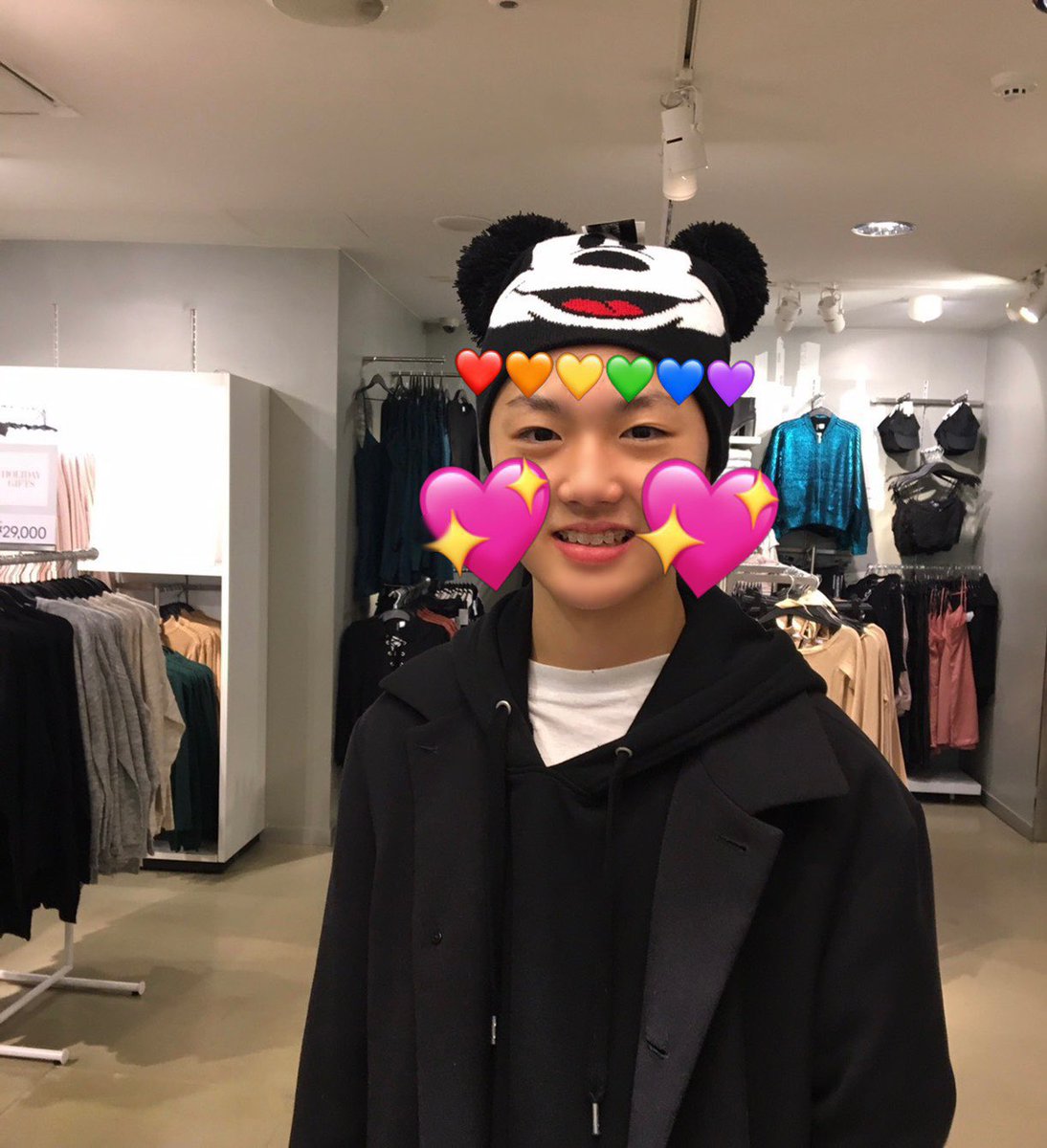 michelin7ilstar's tweet photo. 현석아 나 모자 괜찮아?
                                                  ?? 어엉.. https://t.co/2faL91mfOa