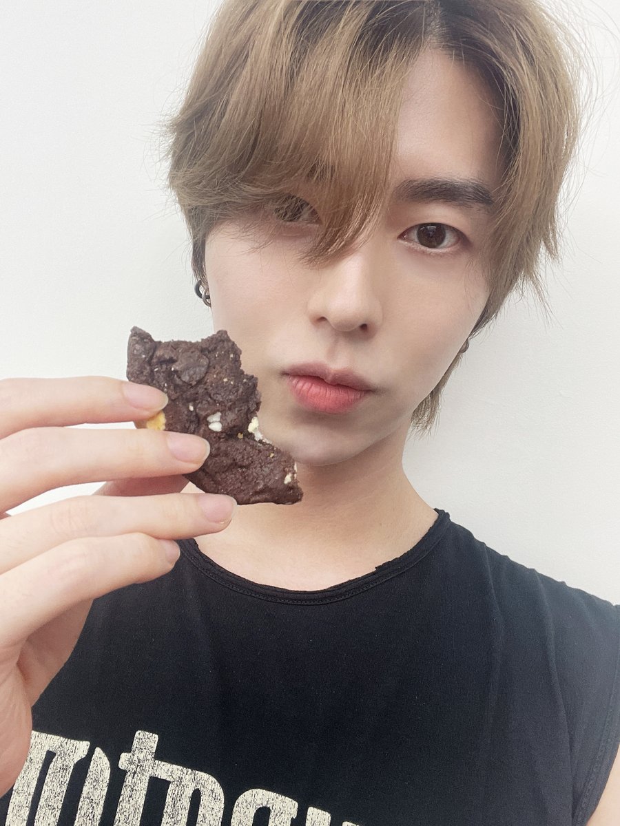 megamax_twt's tweet photo. [ #아이덴 ]

이 집 쿠키 맛집이네🍪

#메가맥스 #MEGAMAX #MGX
#아이덴 #IDEN #アイデン https://t.co/wPVgwr6VrD