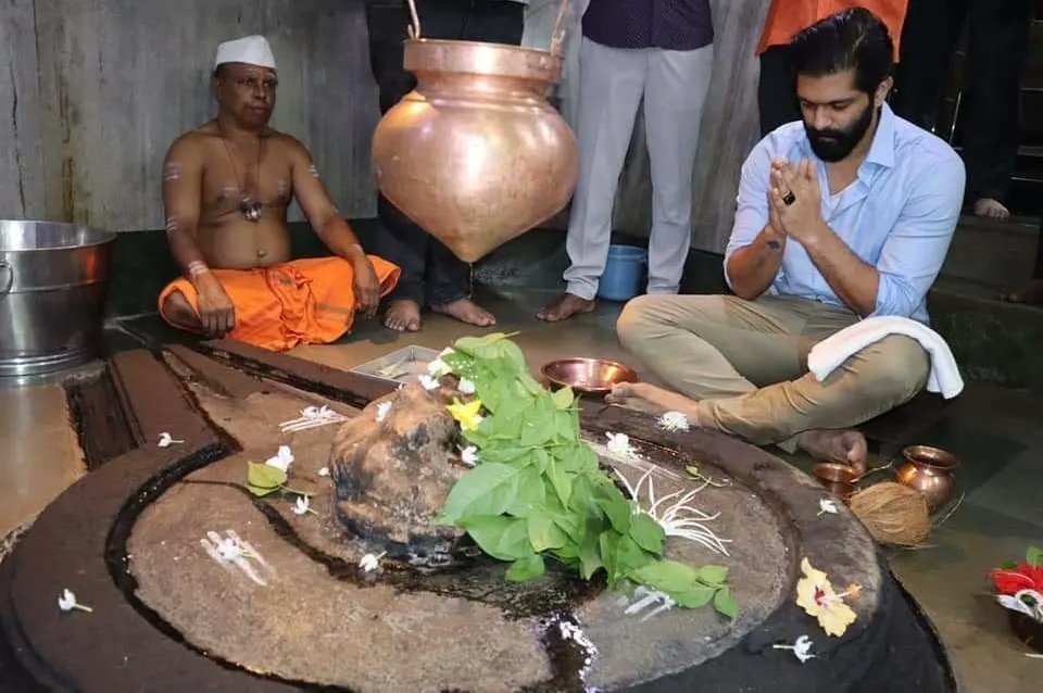 mns_yuva's tweet photo. महाराष्ट्र नवनिर्माण विद्यार्थी सेनेचे अध्यक्ष श्री. अमितसाहेब ठाकरे यांनी कोकण दौऱ्यावर असताना आज देवगड तालुक्यातील श्री कुणकेश्वर देवस्थान येथे श्री कुणकेश्वराचे विधिवत पूजन केले.

#RajThackeray #AmitThackeray #कोकणदौरा @RajThackeray @abpmajhatv @GajananKaleMNS https://t.co/lsxg78Wmdt