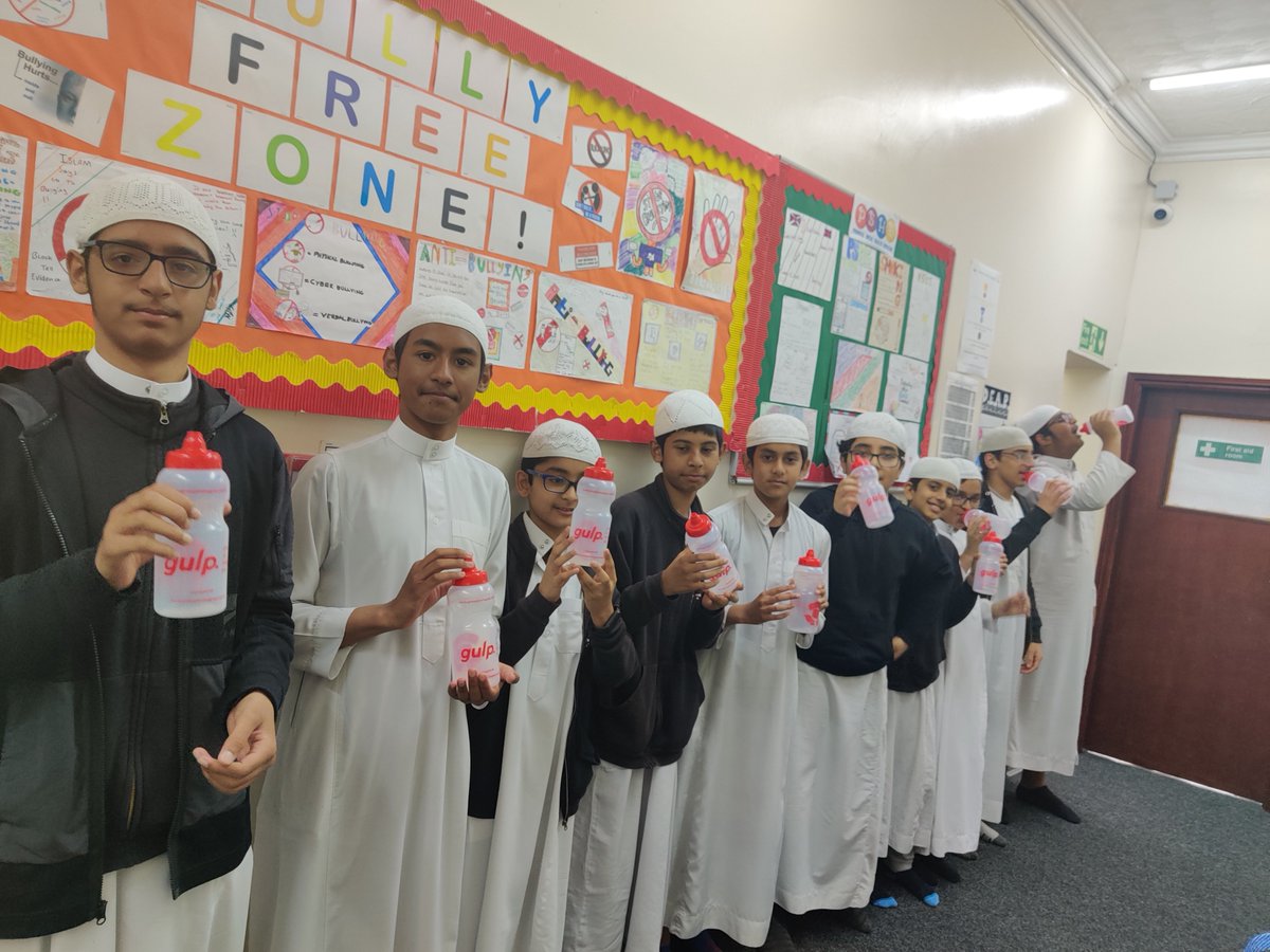 RochdaleCouncil's tweet image. Rochdale Islamic Academy for Boys were given a superb recycling session last weekend.

They made a pledge to use refillable @gulpNOW bottles and learnt about our food heroes and saw our garden/waste recycling wagon in action.👏♻️
#GiveUpLovingPop #KindToTeeth @RIA_4_Boys