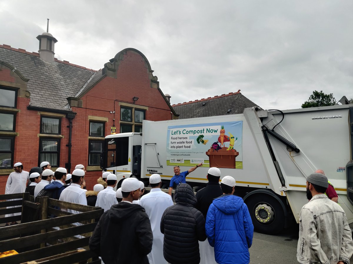 RochdaleCouncil's tweet image. Rochdale Islamic Academy for Boys were given a superb recycling session last weekend.

They made a pledge to use refillable @gulpNOW bottles and learnt about our food heroes and saw our garden/waste recycling wagon in action.👏♻️
#GiveUpLovingPop #KindToTeeth @RIA_4_Boys