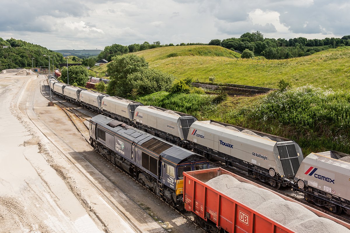 CEMEX_UK's tweet photo. CEMEX’s commitment to decreasing CO2 emissions by reducing numbers of truck movements has resulted in a marked increase in the use of more sustainable transport methods across the European region.  🚊🚢🌍❤️ 
Full press release here: https://t.co/vUNGILtUYo
#FutureInAction https://t.co/NOmvamLrZX