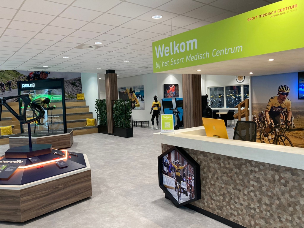 De samenwerking met Team Jumbo Visma op onze nieuwe locatie 'de Meet' is steeds meer zichtbaar, zoals hier bij de receptie. Wij zijn trots dat alles zo samen komt!

#krachtenbundelen #teamjumbovisma #sportmedischcentrum #jeroenboschziekenhuis