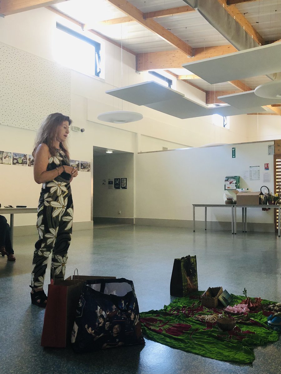 Coutume de départ traditionnelle de Nouvelle Calédonie, présentée par Mme Hainaut, principale de l’établissement. Bonne continuation à elle !