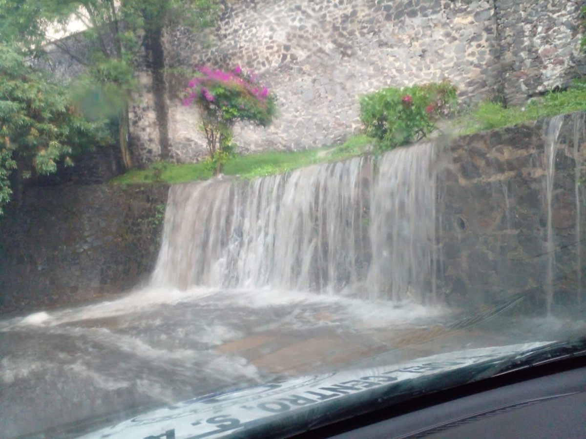 _nenavil_'s tweet photo. Hoy se formó una cascada por la lluvia 🫢 https://t.co/9XNUhEjCpL