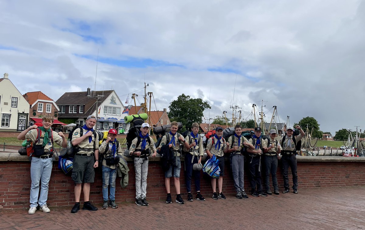 DPSGduelmen's tweet photo. Nach einem Erinnerungsfoto am Greetsieler Hafen geht es für #PfadiDi heute weiter Richtung Norden/Norddeich 🌊. Vielen Dank an Pastor Lübben und Frau Conradi für die herzliche und spontane  Aufnahme im evangelischen Gemeindehaus :) @kutterpastor #AufTour https://t.co/rbkVgpz46V