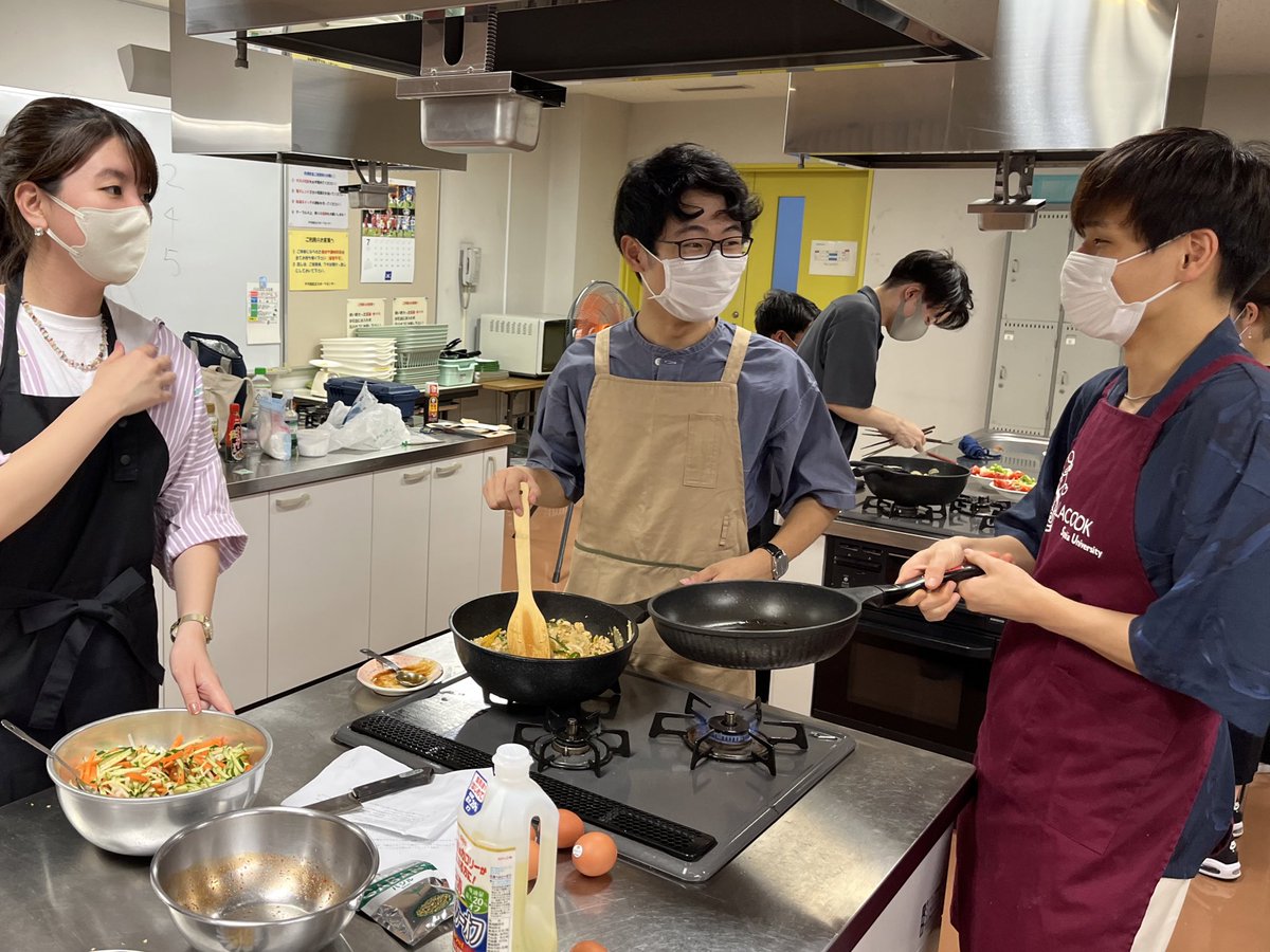 lalalacook's tweet photo. #らくっくご飯
こんにちは☺︎
今週はガパオライスとソムタム風チキンサラダを作りました〜！ソムタムとは、本来は青いパパイヤを使うサラダのことらしいのですが、今回は身近な食材でアレンジしたレシピで作りました！
ピリ辛のタイ料理は、蒸し暑い日にぴったりでした🇹🇭 https://t.co/4Le7H8infs