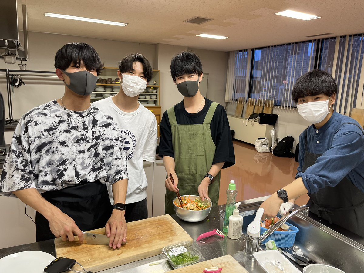 lalalacook's tweet photo. #らくっくご飯
こんにちは☺︎
今週はガパオライスとソムタム風チキンサラダを作りました〜！ソムタムとは、本来は青いパパイヤを使うサラダのことらしいのですが、今回は身近な食材でアレンジしたレシピで作りました！
ピリ辛のタイ料理は、蒸し暑い日にぴったりでした🇹🇭 https://t.co/4Le7H8infs