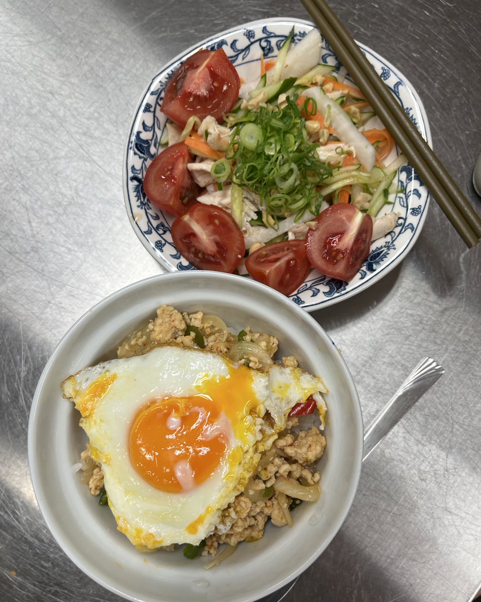 lalalacook's tweet photo. #らくっくご飯
こんにちは☺︎
今週はガパオライスとソムタム風チキンサラダを作りました〜！ソムタムとは、本来は青いパパイヤを使うサラダのことらしいのですが、今回は身近な食材でアレンジしたレシピで作りました！
ピリ辛のタイ料理は、蒸し暑い日にぴったりでした🇹🇭 https://t.co/4Le7H8infs