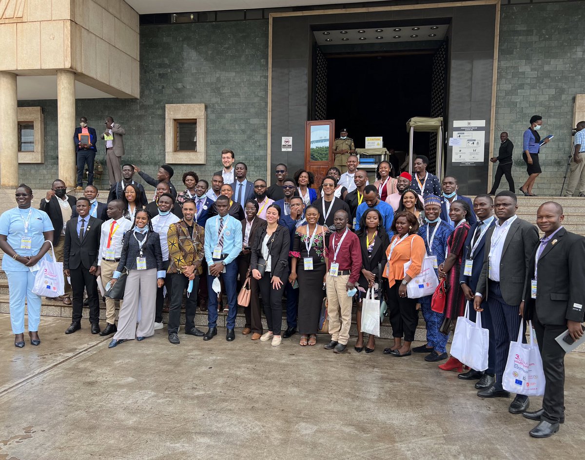 IrisNzolantima's tweet photo. 07.06.22 | #APRMYouth #NowHappening Les jeunes délégués des pays africains, participants au Symposium, ont été conviés au Parlement ougandais pour partager idées et contributions afin de construire, ensemble, l’Afrique de nos rêves. .@Presidence_RDC .@APRMorg .@AUYouthProgram https://t.co/xvAZKXN0Rb