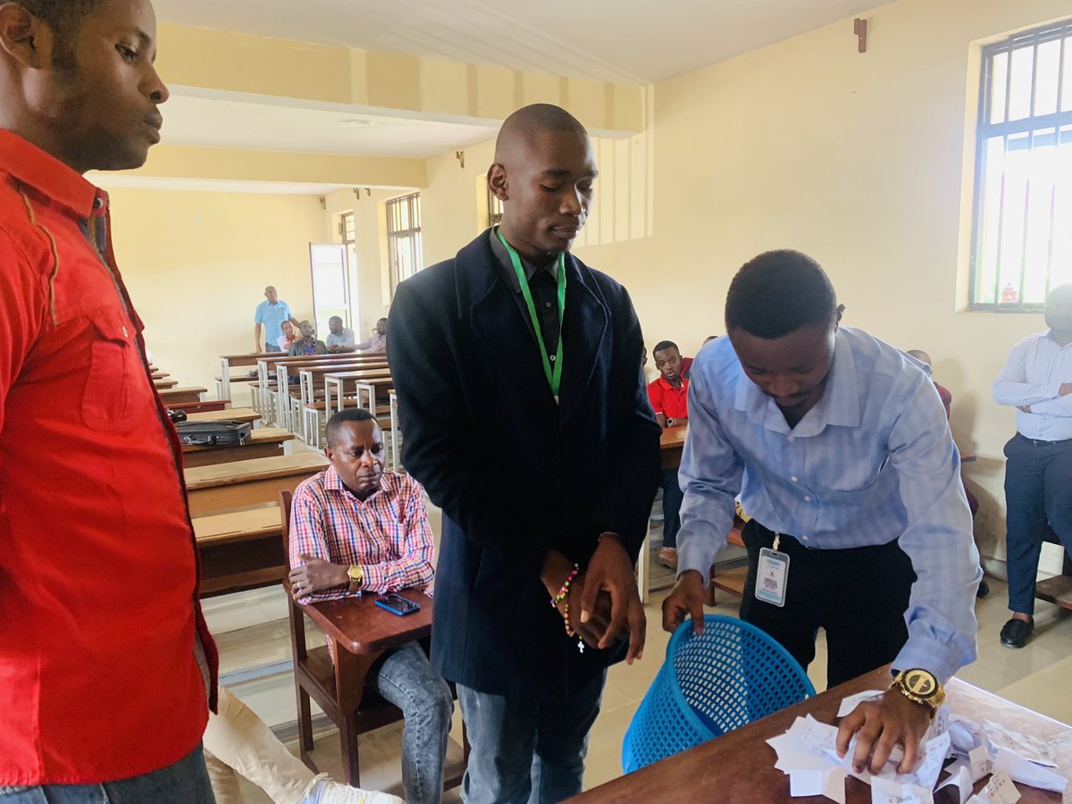 UCS_Goma's tweet photo. @RDC|@GOMA|@UCS_Goma
Dépouillement des bulletins de vote.
@Hilaire_Maheshe @PaeRdcongo @soniarolley @rodriguezkihim1 @innobuchu @akilimalisaleh @LioncommA @ljbauma https://t.co/9hfRZXJoCi